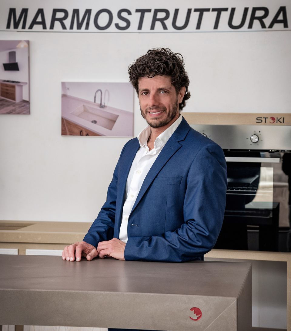 Gabriele Bleve nello showroom di Tiggiano