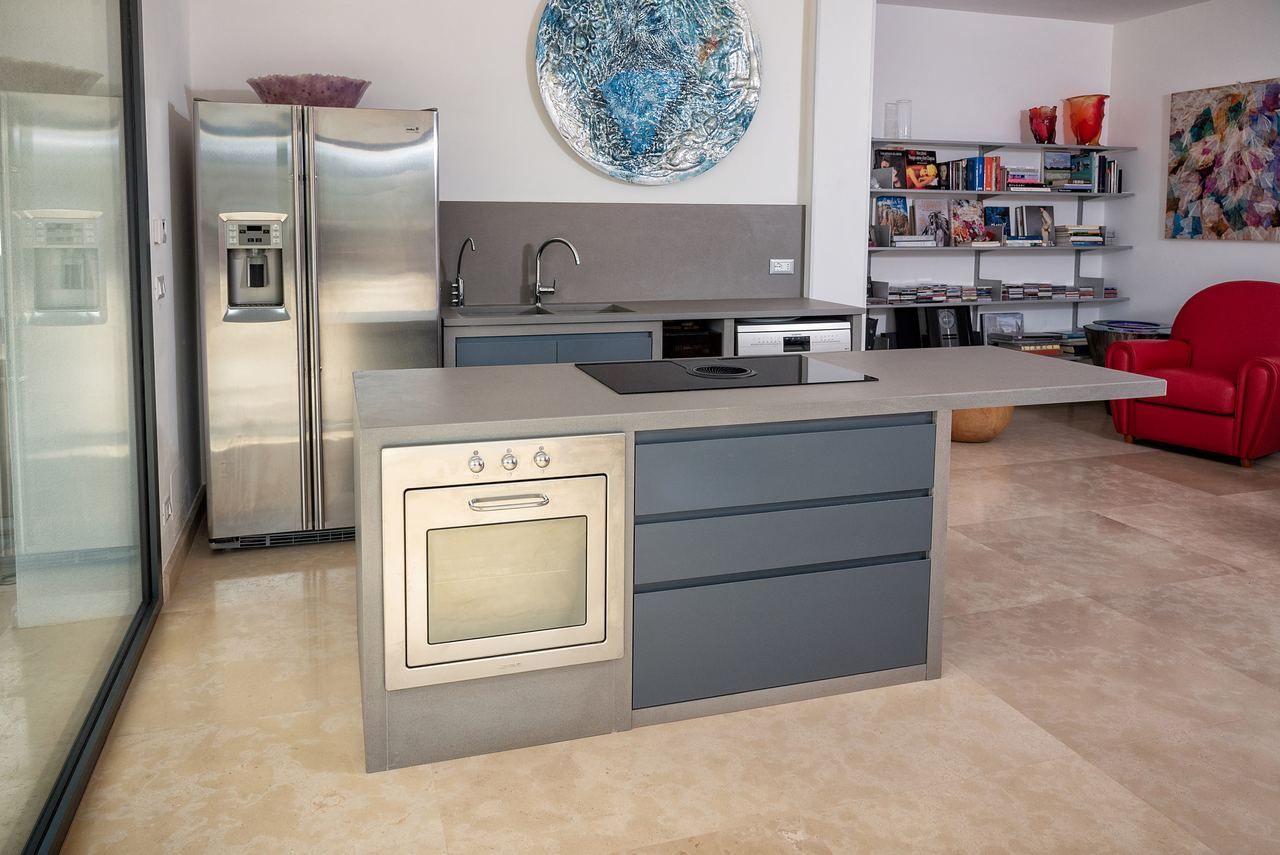Il forno incassato nell’isola tra due colonne