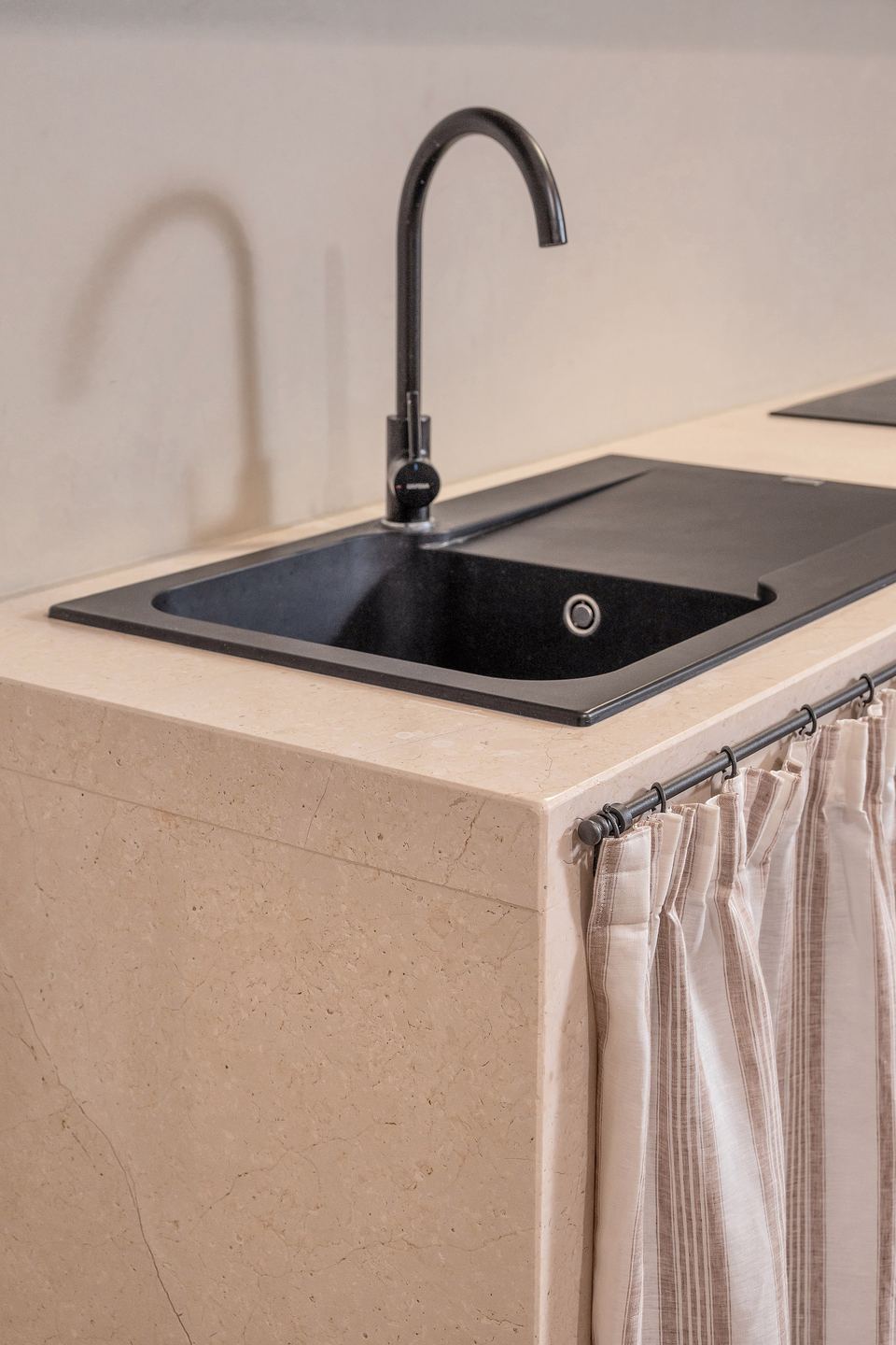 Il bastone della tenda tra due colonne